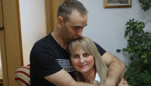 DOKTORI GA OTPISALI, ALI NE I MAMA Velka je sinu Igoru donirala svoj bubreg i „ponovo ga rodila“