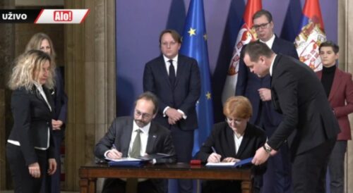 VUČIĆ SA VARHELJIJEM: „Zahvalni smo za 165 miliona evra budžetske podrške, potpisana tri sporazuma sa EU“