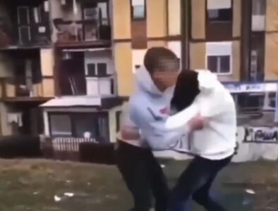 JEZIVO! Vršnjačko nasilje u Borči: Grupa dječaka sa djevojčicom brutalno udara i pesniči dječaka, OVO NIJE PRVI PUT (VIDEO)