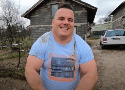 UMIVA SE SNIJEGOM I IMA PREGRŠT TALENATA Hamdija iz sela Gaćice pravi fenomen: Bosanski Hulk jači od konja (VIDEO)