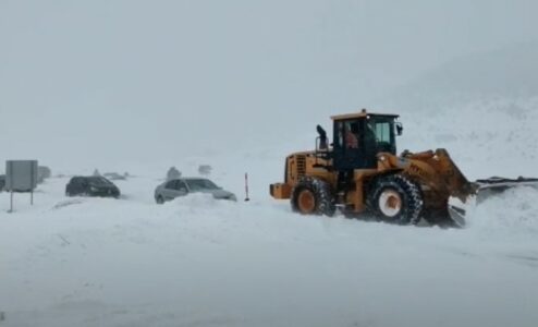 PRVI SNIJEG NAPRAVIO KATASTROFU Spasioci izvlačili vozila koja su zapala u snježne nanose na putu ka Jahorini