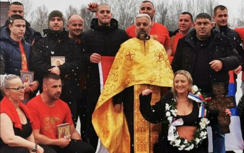 U KOZARSKOJ DUBICI PLIVALE TRI DAME Slađani Mijatović odlukom organizatora dodijeljen časni krst