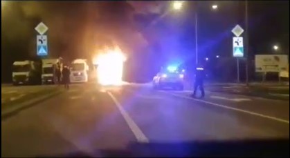 STRAVIČNA NESREĆA, IMA POGINULIH Automobil velikom brzinom udario u parkirani kamion, pa eksplodirao (VIDEO)