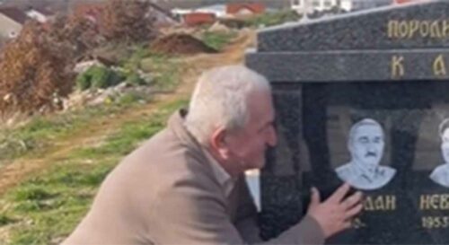 „LAKA TI CRNA ZEMLJA“ Bogdan na svom grobu zapomaže za samim sobom (VIDEO)