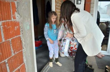 HUMANOST ĐAKA U ZVORNIKU U akciji „Jedan slatkiš – jedno dijete“ prikupljeno 108 paketića