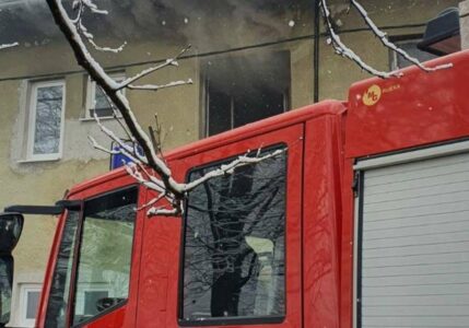 POŽAR GASILO 13 VATROGASACA Dijete zapalilo stan nakon što je bacilo petardu na balkon