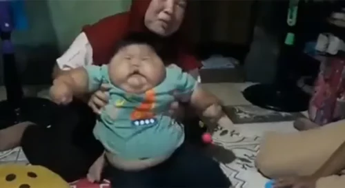 DA LI MOŽE MORBIDNIJE?! Beba od 16 mjeseci teži čak 28 kilograma – nosi očevu odjeću (VIDEO)
