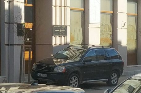 VUKANOVIĆ PONOVO NAPRAVIO SCENU U CENTRU GRADA: Parkirao auto na ulazu u zgradu trebinjske administracije (FOTO)