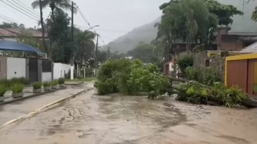 „POKUŠAVAMO DA SPASIMO LJUDE“ ČITAVA NASELJA POD VODOM: Desetine mrtvih u poplavama i klizištima u Brazilu (VIDEO)