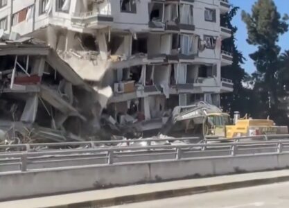 JEZIV VIDEO! U ZADNJI TREN IZBJEGNUTA NESREĆA Turčin iskočio iz bagera na kojeg se obrušila zgrada oko koje je čistio ruševine