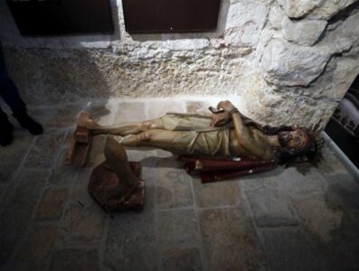 INCIDENT U CRKVI, UHAPŠEN AMERIČKI TURISTA: Slomio kip Isusa Hrista u Jerusalimu (VIDEO)
