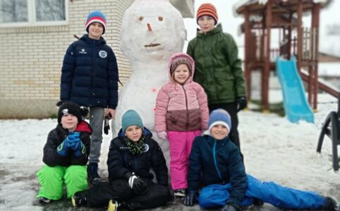 DOČEKALI SVOJIH 5 MINUTA! Mališani sa Senjaka napravili Snješka Bijelića, nema ljepšeg naširoko (FOTO)