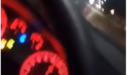 (UZNEMIRUJUĆI VIDEO) Maloljetnici divljali autom i snimali se, pa se zabili u stub