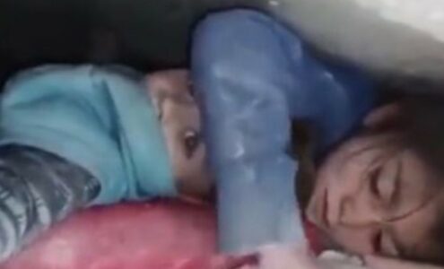 SCENE IZ TURSKE I SIRIJE KIDAJU DUŠU Sestrica tijelom štiti svog mlađeg brata da ga ne zatrpaju ruševine (VIDEO)