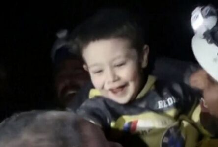 SNIMAK ZBOG KOJEG ĆE VAS PREPLAVITI EMOCIJE Radost dječaka koji je izvučen iz ruševina nakon 30 sati (VIDEO)
