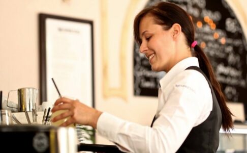 VIC DANA Radi plavuša u restoranu kao konobarica…