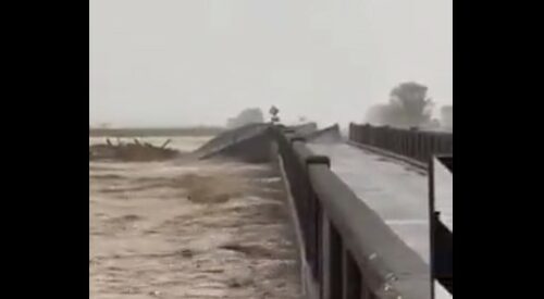 ZASTRAŠUJUĆI SNIMCI SA NOVOG ZELANDA Proglašeno vanredno stanje, oluja odnijela most (VIDEO)
