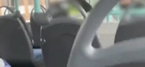 U ŠTA SE SVIJET PRETVORIO? Žena pretukla djevojčicu u autobusu, drugi putnici samo snimali (VIDEO)