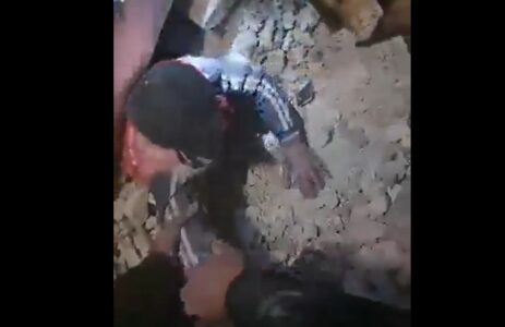 (UZNEMIRUJUĆI SNIMAK) Spasioci izvlače dječaka ispod ruševina u Siriji