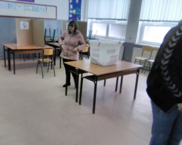 STIGLI PRVI PODACI O IZLAZNOSTI U Bratuncu do 11 časova glasalo 12,8 odsto birača, u Zvorniku 9,93
