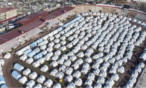 MNOGI OSTALI BEZ KROVA NAD GLAVOM: Postavljeno više od 70.000 šatora za smještaj žrtava zemljotresa (VIDEO)