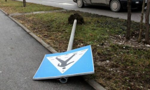 SVE ČEŠĆA POJAVA U BANJALUCI: Pojedinci uništavaju saobraćajne znakove