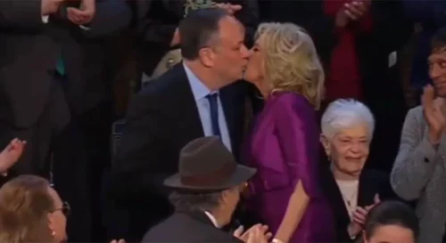 SKANDAL TRESE VAŠINGTON Bajdenova žena poljubila u usta muža američke potpredsjednice (VIDEO)