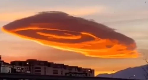 LJUDI SE BOJE DA JE „LOŠ ZNAK“ Neobičan oblak snimljen u Turskoj sada primijećen u drugoj državi