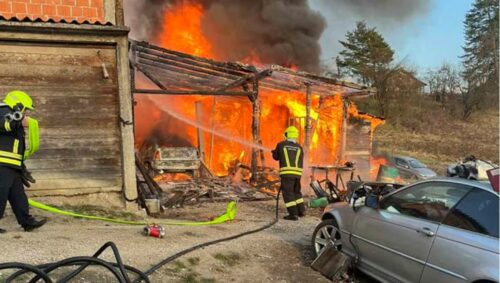 U POŽARU KOD BANJALUKE POVRIJEĐENA OSOBA Vatra progutala garažu i automobil koji je bio u njoj, na terenu bilo 7 vatrogasaca (FOTO)