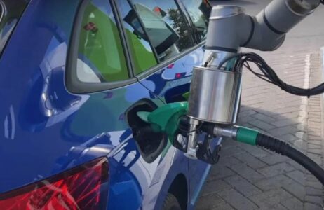 Danska kompanija proizvela robota koji sipa gorivo u automobile (VIDEO)