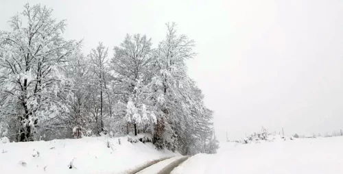 VOZAČI OPREZ Snijeg na kolovozu u višim predjelima