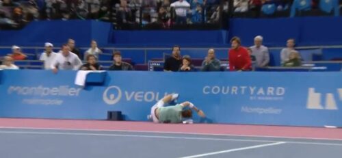 U SUZAMA NAPUSTIO TEREN Težak pad i povreda francuskog tenisera (VIDEO)