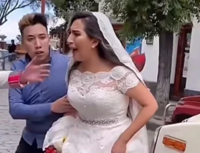 POLUGOLI, NA GOMILI Mlada uhvatila muža u prevari samo nekoliko minuta nakon vjenčanja u crkvi (VIDEO)