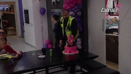 ZADRUGARI DOBILI VELIKO IZNENAĐENJE Voditeljka Ivana Šopić im poslala glamuroznu rođendansku tortu, pogledajte samo kako je ukrašena (VIDEO)