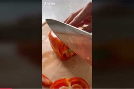 TRIK KOJI ČE VAM OLAKŠATI ŽIVOT! Kuvarica pokazala kako da očistite papriku bez nereda (VIDEO)