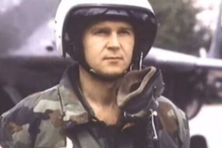 MAJKA GA JE MOLILA DA NE LETI Godišnjica smrti majora Zorana Radosavljevića: „Mi piloti moramo da spasavamo djecu“ (FOTO/VIDEO)
