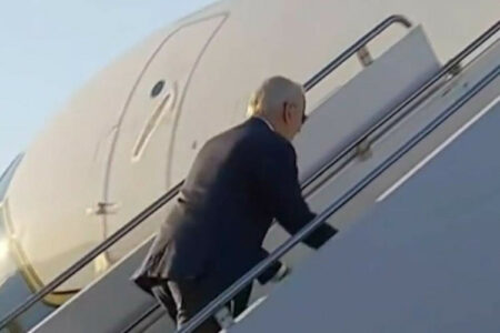 STEPENICE – BAJDENOV NAJVEĆI NEPRIJATELJ: Američki predsjednik se ponovo sapleo, okrivio vjetar za ovaj nemili događaj (VIDEO)