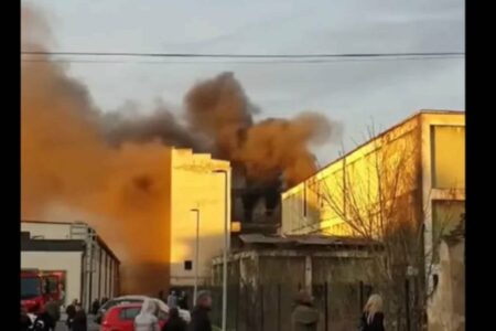 GUSTI DIM KULJA U VAZDUH: Gori stara zgrada fabrike za preradu mesa (VIDEO)