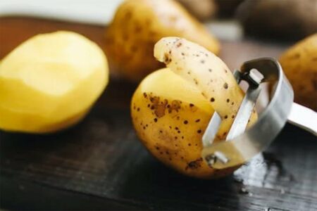 MOŽE BITI KORISNA Zašto ne bi trebalo bacati koru krompira?