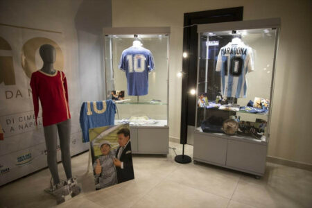 Izložba stvari argentinske fudbalske legende Maradone u Italiji
