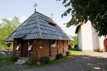 VIJEKOVIMA UŠUŠKANA U SRCU PRIRODE Na crkvi brvnari u Tesliću brava funkcioniše i nakon 380 godina (FOTO)