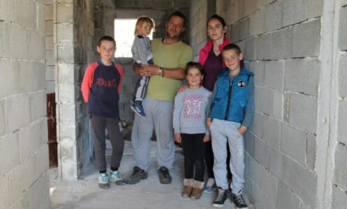 NIKLA NOVA KUĆA U BILEĆI: HO „Srbi za Srbe“ omogućila lakši život za četvoro mališana iz opustjelog hercegovačkog sela (FOTO)