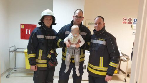 NESVAKIDAŠNJA INTERVENCIJA Vatrogasci oslobodili zaglavljenu bebu
