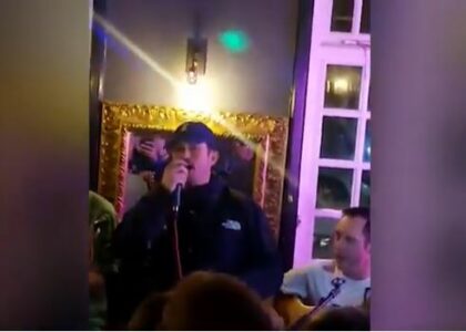 Orlando Blum zapjevao narodnu pjesmu u pabu (VIDEO)