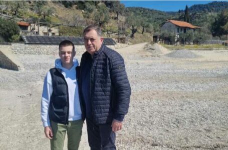 Dodik sa unukom Stefanom stigao na Svetu goru, posjetiće i manastir Hilandar (FOTO)