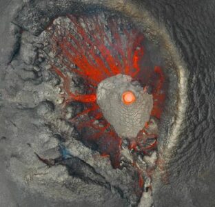 MAGIČAN PRIZOR Dron iz zadivljujućeg ugla zabilježio erupciju vulkana (VIDEO)