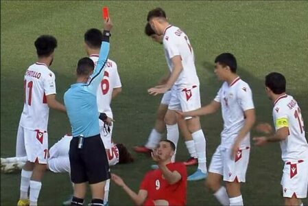 NEVJEROVATNA SITUACIJA Fudbaler dobio crveni karton u desetoj sekundi utakmice (VIDEO)