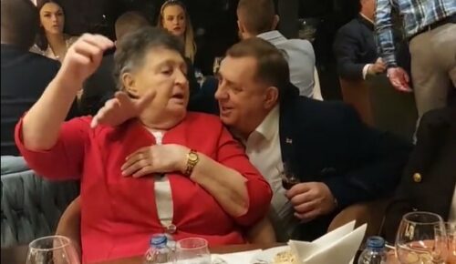 PJEVA DODIK, A PJEVA I MAJKA Objavljen dirljiv video sa proslave njegovog 64. rođendana: Orilo se „Srpkinja je mene majka rodila“ (VIDEO)