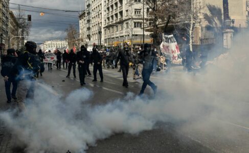 ŠTRAJK ĆE SE NASTAVITI I NAREDNA TRI DANA Na protestu u Atini 10.000 ljudi, sukobi sa policijom (FOTO)