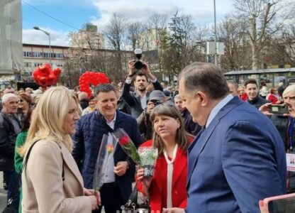 Dodik, Cvijanovićeva i Đajić dijelili cvijeće na trgu u Banjaluci (FOTO)